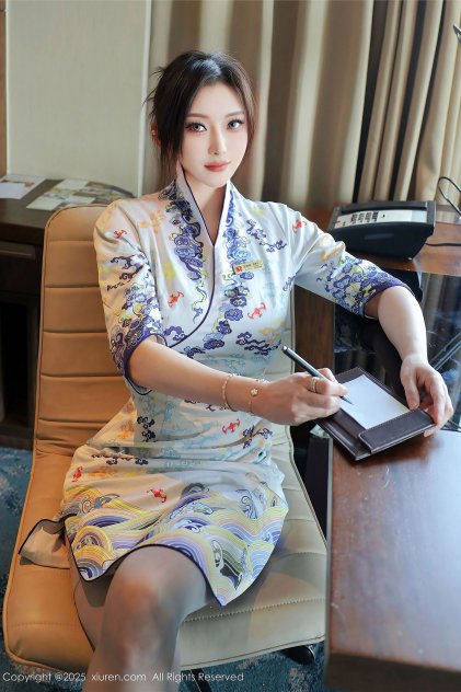 韩国胸大的内衣模特女性人体写真海报